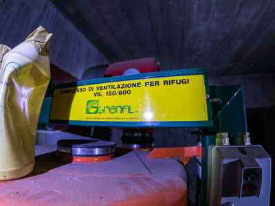 Da una specie di pozzetto si accede anche a dei locali sotterranei dove � presente un grosso impianto di ventilazione. Siamo in un bunker pensato per una possibile catastrofe batteriologica